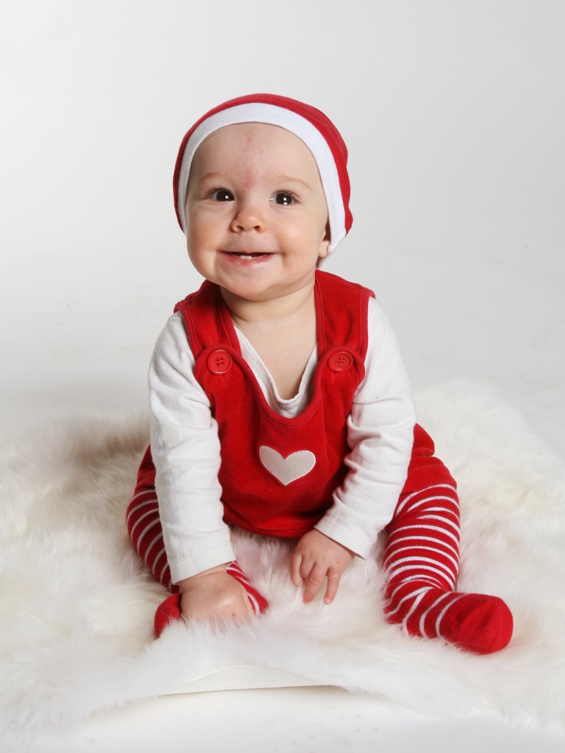 Lova Edeblom, 8 månader, Umeå, hälsar god jul till alla hon känner.
